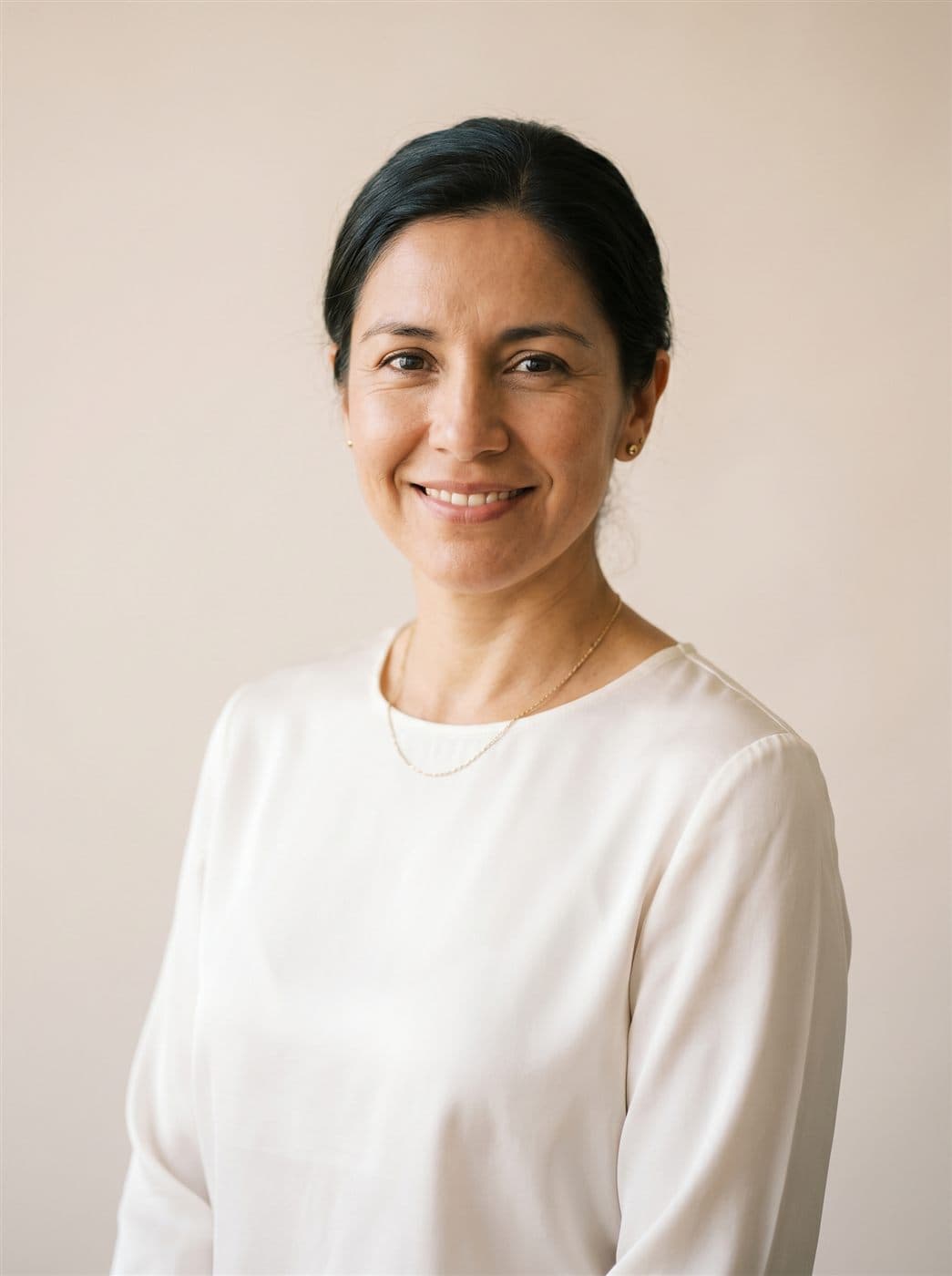 Retrato editorial de la Dra. Camila Valenzuela